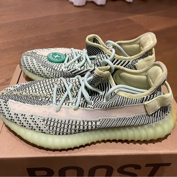 Yeezy Boost 350 V2 Men’s size 8.5 (yellow) bought from Stock X - authentic - Picture 2 of 9
